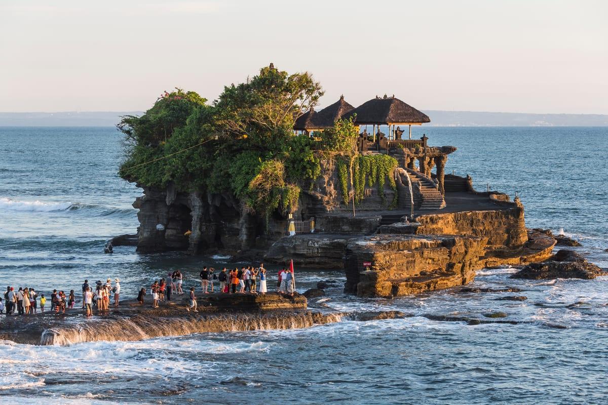 Panorama matahari terbenam di Pura Tanah Lot pesisir Bali