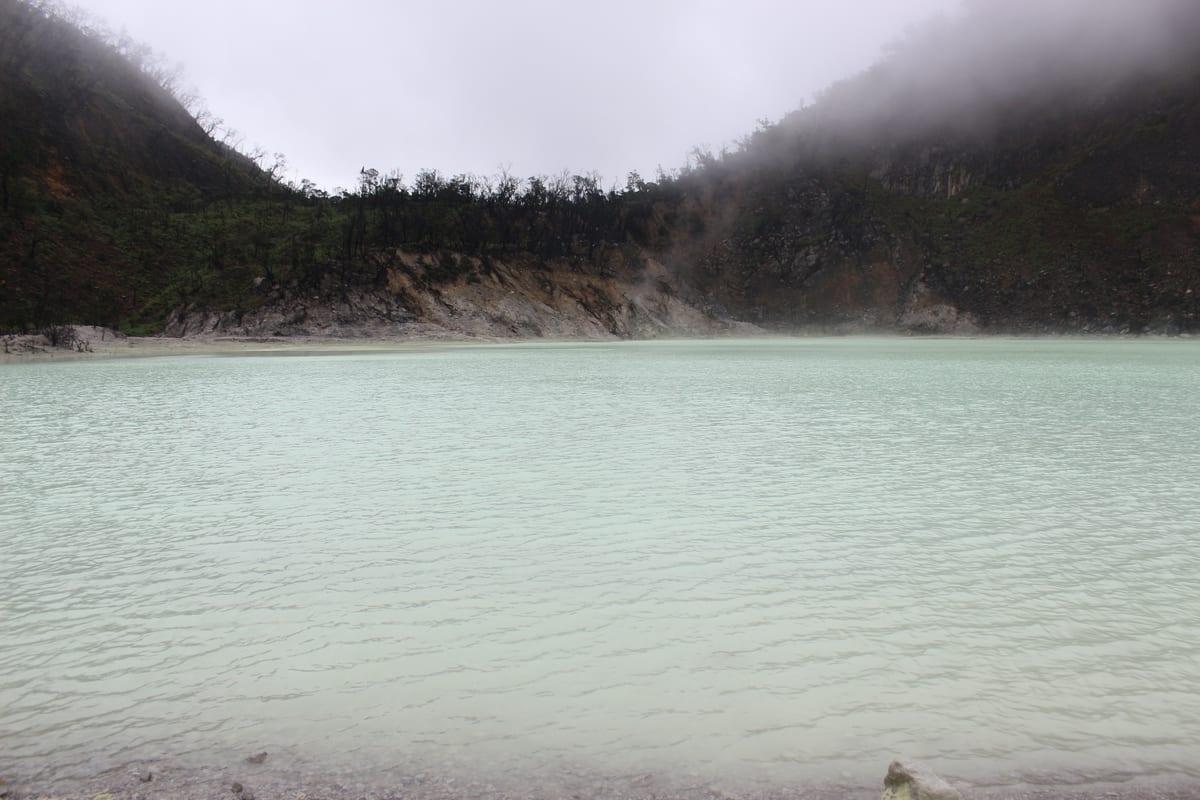 Panorama danau vulkanik Kawah Putih Ciwidey Bandung