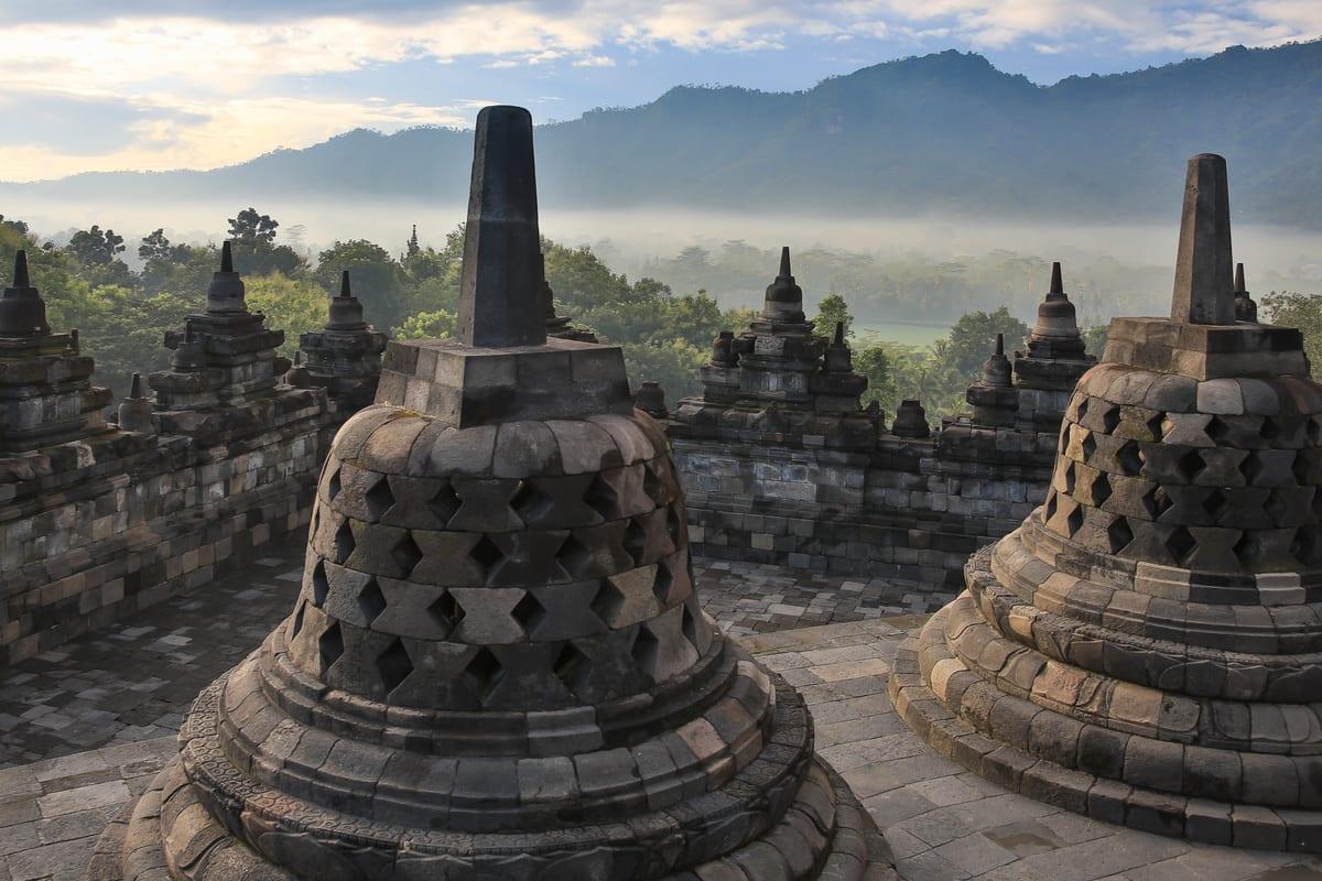 Kemegahan stupa Candi Borobudur Magelang berlatar fajar
