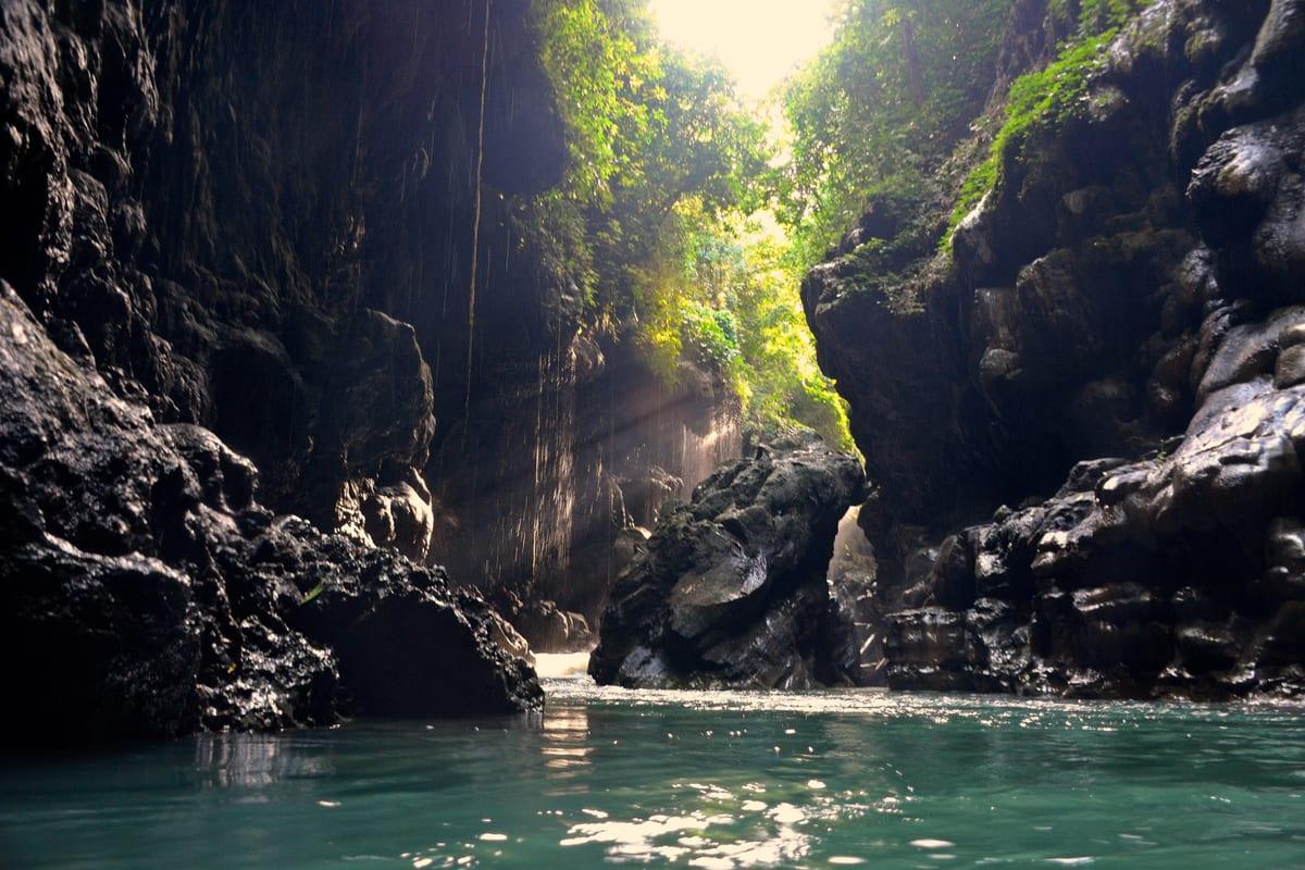 Eksotisme aliran sungai dan ngarai hijau Green Canyon Pangandaran