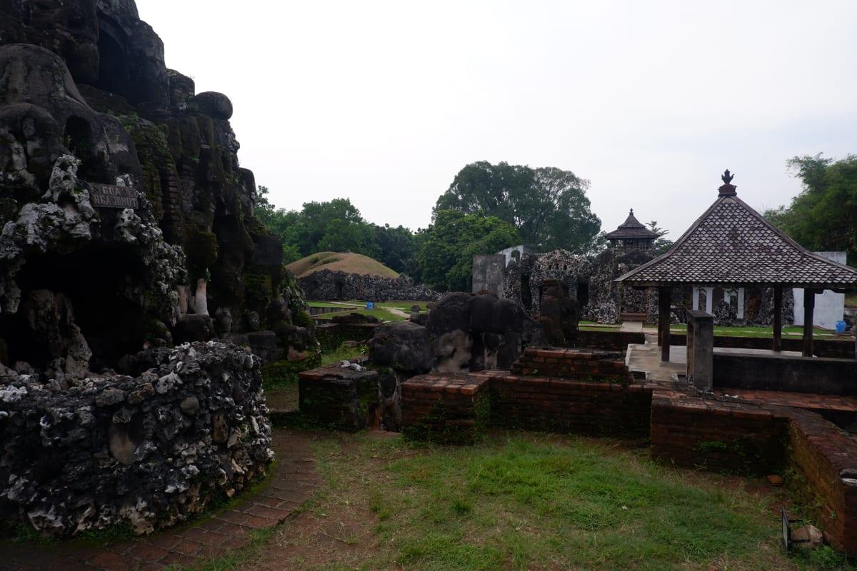 Arsitektur cagar budaya bersejarah Taman Wisata Gua Sunyaragi Cirebon