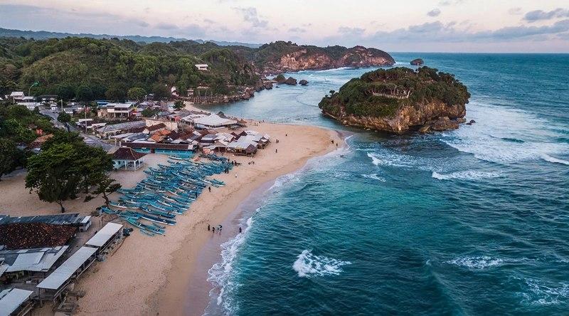Panorama wisata pantai dan tebing karst eksotis Gunungkidul